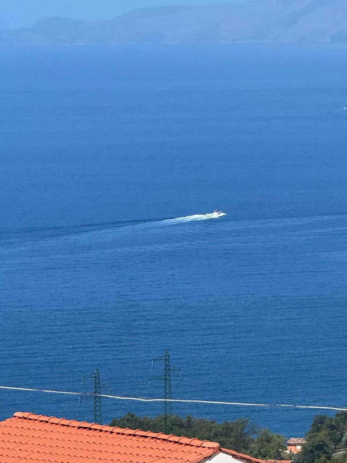Il mare di Maratea, con una barca che attraversa il golfo
