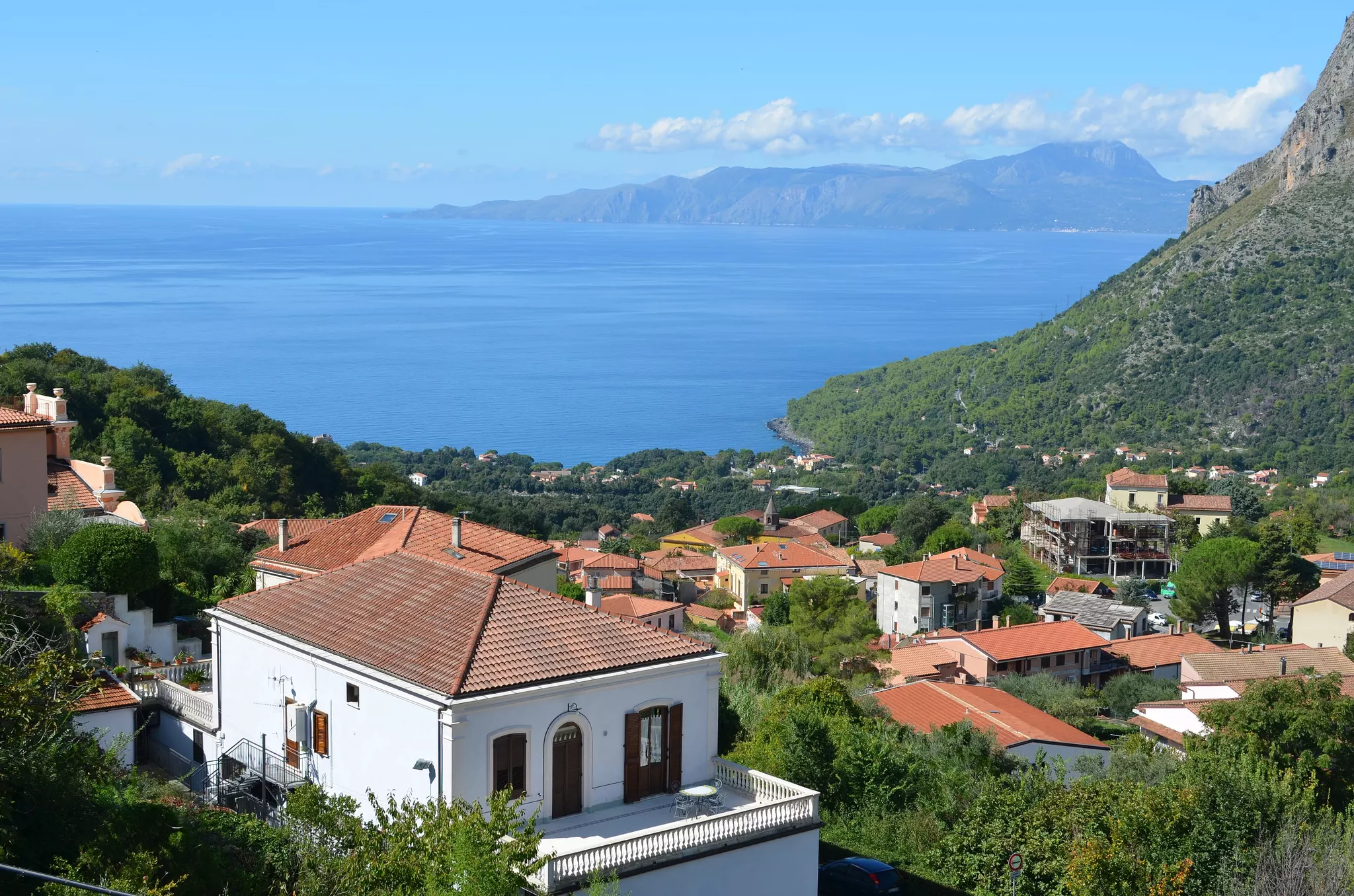 Il golfo di Policastro e la costa di Maratea dall'alto, tra i tetti rossi